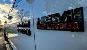DODGE RAM 1500 5.7L HEMI V8 4X4 401PK * SPORT * RAMBOX * NIEUWSTAAT * 1E EIGENAAR * BLACK-OPPS PAKKET * PERFORMANCE UITLAATSYSTEEM * SRT GRIL * FULL OPTION * WEINIG KM 77.000 KM * vol