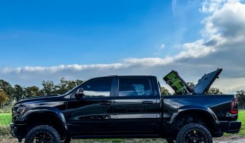 DODGE RAM 1500 5.7L HEMI 4X4 401PK * LARAMIE * SPORT * BLACK-OPPS * EXTREEM DIK * UNIEK * 4 INCH VERHOOGD * VERBREED * DIAMONDBACK COVER * 22 INCH 4 – PLAY * MICKEY THOMPSON * MBRP UITLAATSYSTEEM * GETINTE RUITEN * THE BEAST * WIDE BODY * vol
