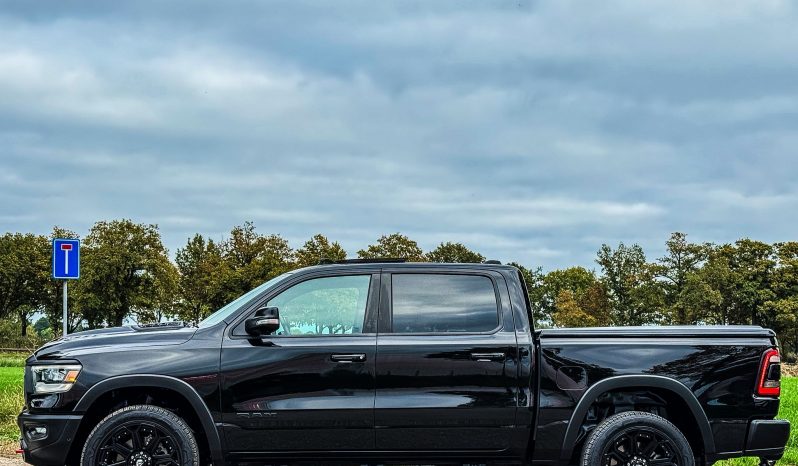 DODGE RAM 1500 5.7L V8 HEMI 4X4 401PK * REBEL * 22 INCH FUEL LICHTMETALEN SPORTVELGEN * MAGNAFLOW PERFORMANCE UITLAAT * GROOT BEELDSCHERM * LUCHTVERING * PANORAMADAK * 330 LITER LPG * TOW HOOKS ROOD * BEDCOVER * vol