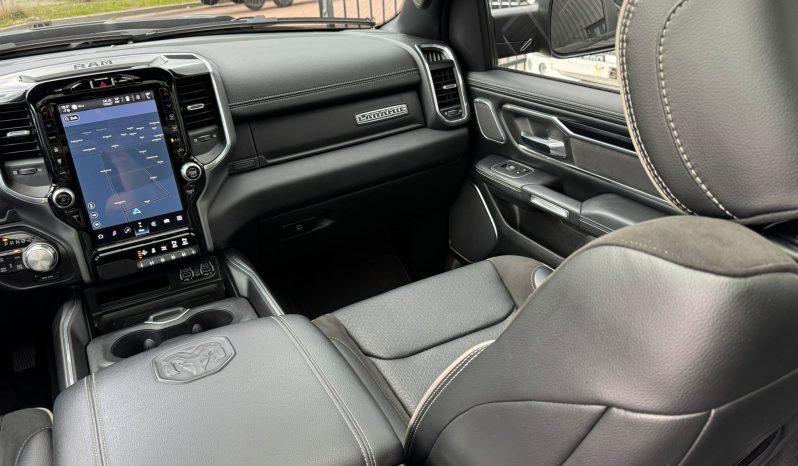 DODGE RAM 1500 5.7L HEMI 4X4 401PK * LARAMIE * SPORT * BLACK-OPPS * EXTREEM DIK * UNIEK * 4 INCH VERHOOGD * VERBREED * DIAMONDBACK COVER * 22 INCH 4 – PLAY * MICKEY THOMPSON * MBRP UITLAATSYSTEEM * GETINTE RUITEN * THE BEAST * WIDE BODY * vol