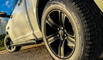 DODGE RAM 1500 5.7L HEMI V8 4X4 401PK * SPORT * RAMBOX * NIEUWSTAAT * 1E EIGENAAR * BLACK-OPPS PAKKET * PERFORMANCE UITLAATSYSTEEM * SRT GRIL * FULL OPTION * WEINIG KM 77.000 KM * vol