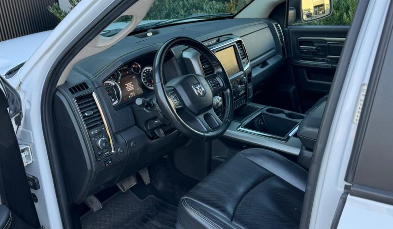 DODGE RAM 1500 5.7L HEMI V8 4X4 401PK * SPORT * RAMBOX * NIEUWSTAAT * 1E EIGENAAR * BLACK-OPPS PAKKET * PERFORMANCE UITLAATSYSTEEM * SRT GRIL * FULL OPTION * WEINIG KM 77.000 KM * vol