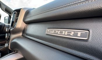 DODGE RAM 1500 5.7L HEMI V8 4X4 * SPORT * BLACK-OPPS * FULL OPTION * WIDE BODY * 22 INCH SPORTVELGEN * ELEKTRISCHE TREEPLANKEN * PERFORMANCE UITLAAT * AFSTAND START * PRINS LPG * NETTE STAAT * vol