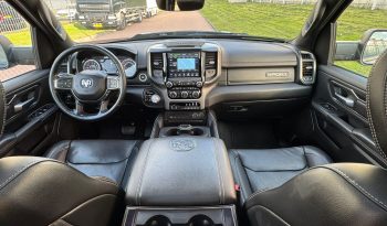 DODGE RAM 1500 5.7L HEMI V8 4X4 * SPORT * BLACK-OPPS * FULL OPTION * WIDE BODY * 22 INCH SPORTVELGEN * ELEKTRISCHE TREEPLANKEN * PERFORMANCE UITLAAT * AFSTAND START * PRINS LPG * NETTE STAAT * vol