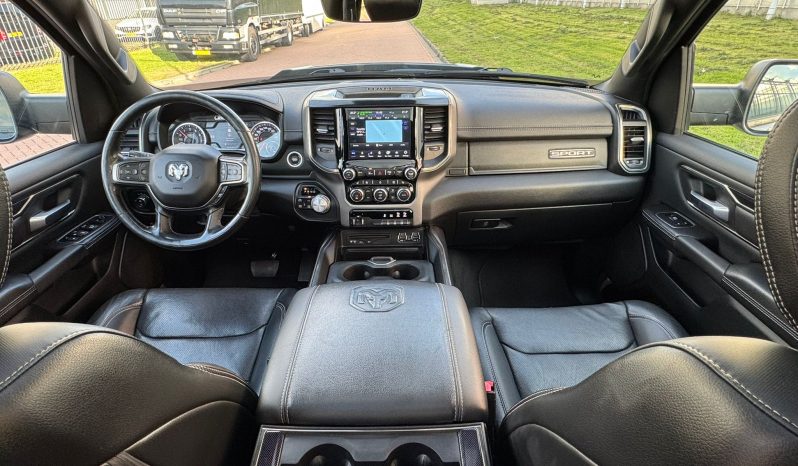 DODGE RAM 1500 5.7L HEMI V8 4X4 * SPORT * BLACK-OPPS * FULL OPTION * WIDE BODY * 22 INCH SPORTVELGEN * ELEKTRISCHE TREEPLANKEN * PERFORMANCE UITLAAT * AFSTAND START * PRINS LPG * NETTE STAAT * vol