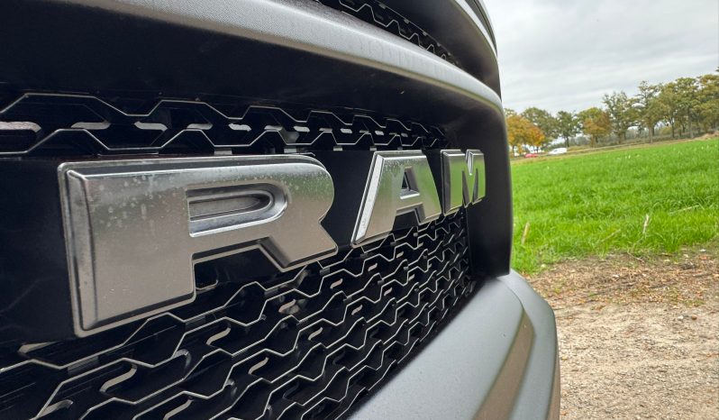 DODGE RAM 1500 5.7L V8 HEMI 4X4 401PK * REBEL * 22 INCH FUEL LICHTMETALEN SPORTVELGEN * MAGNAFLOW PERFORMANCE UITLAAT * GROOT BEELDSCHERM * LUCHTVERING * PANORAMADAK * 330 LITER LPG * TOW HOOKS ROOD * BEDCOVER * vol