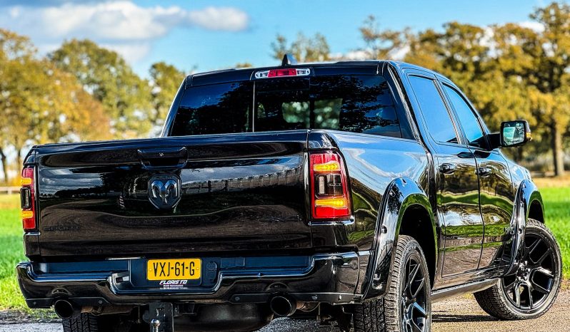DODGE RAM 1500 5.7L HEMI V8 4X4 * SPORT * BLACK-OPPS * FULL OPTION * WIDE BODY * 22 INCH SPORTVELGEN * ELEKTRISCHE TREEPLANKEN * PERFORMANCE UITLAAT * AFSTAND START * PRINS LPG * NETTE STAAT * vol