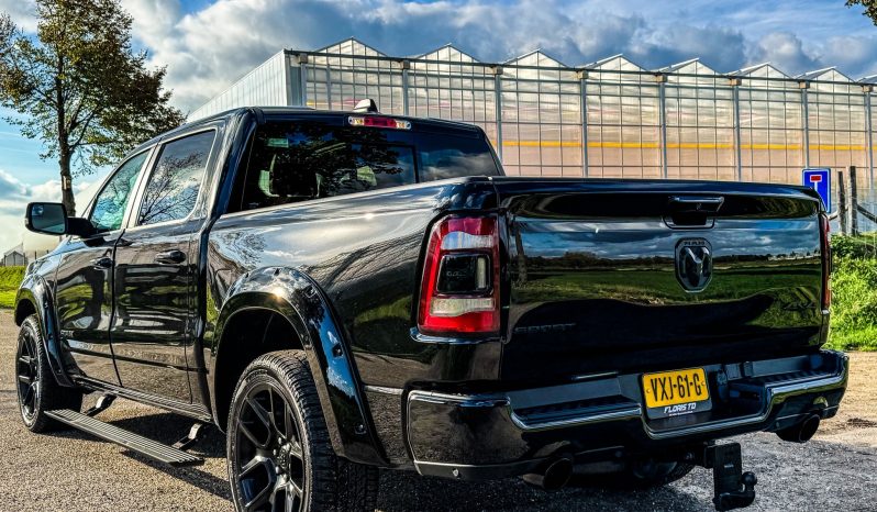 DODGE RAM 1500 5.7L HEMI V8 4X4 * SPORT * BLACK-OPPS * FULL OPTION * WIDE BODY * 22 INCH SPORTVELGEN * ELEKTRISCHE TREEPLANKEN * PERFORMANCE UITLAAT * AFSTAND START * PRINS LPG * NETTE STAAT * vol