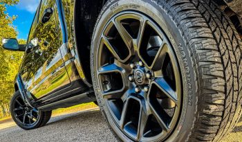 DODGE RAM 1500 5.7L HEMI V8 4X4 * SPORT * BLACK-OPPS * FULL OPTION * WIDE BODY * 22 INCH SPORTVELGEN * ELEKTRISCHE TREEPLANKEN * PERFORMANCE UITLAAT * AFSTAND START * PRINS LPG * NETTE STAAT * vol