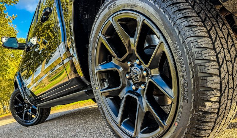 DODGE RAM 1500 5.7L HEMI V8 4X4 * SPORT * BLACK-OPPS * FULL OPTION * WIDE BODY * 22 INCH SPORTVELGEN * ELEKTRISCHE TREEPLANKEN * PERFORMANCE UITLAAT * AFSTAND START * PRINS LPG * NETTE STAAT * vol