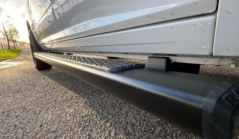 DODGE RAM 1500 5.7L HEMI V8 4X4 401PK * SPORT * RAMBOX * NIEUWSTAAT * 1E EIGENAAR * BLACK-OPPS PAKKET * PERFORMANCE UITLAATSYSTEEM * SRT GRIL * FULL OPTION * WEINIG KM 77.000 KM * vol