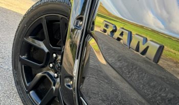 DODGE RAM 1500 5.7L HEMI V8 4X4 * SPORT * BLACK-OPPS * FULL OPTION * WIDE BODY * 22 INCH SPORTVELGEN * ELEKTRISCHE TREEPLANKEN * PERFORMANCE UITLAAT * AFSTAND START * PRINS LPG * NETTE STAAT * vol