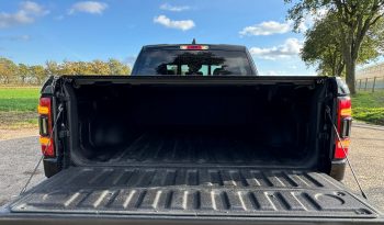 DODGE RAM 1500 5.7L HEMI V8 4X4 * SPORT * BLACK-OPPS * FULL OPTION * WIDE BODY * 22 INCH SPORTVELGEN * ELEKTRISCHE TREEPLANKEN * PERFORMANCE UITLAAT * AFSTAND START * PRINS LPG * NETTE STAAT * vol