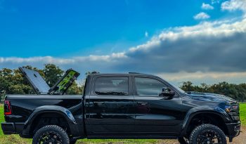 DODGE RAM 1500 5.7L HEMI 4X4 401PK * LARAMIE * SPORT * BLACK-OPPS * EXTREEM DIK * UNIEK * 4 INCH VERHOOGD * VERBREED * DIAMONDBACK COVER * 22 INCH 4 – PLAY * MICKEY THOMPSON * MBRP UITLAATSYSTEEM * GETINTE RUITEN * THE BEAST * WIDE BODY * vol