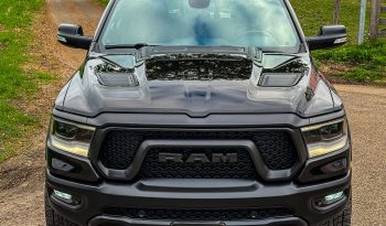 DODGE RAM 1500 5.7L V8 HEMI 4X4 401PK * REBEL * 22 INCH FUEL LICHTMETALEN SPORTVELGEN * MAGNAFLOW PERFORMANCE UITLAAT * GROOT BEELDSCHERM * LUCHTVERING * PANORAMADAK * 330 LITER LPG * TOW HOOKS ROOD * BEDCOVER * vol