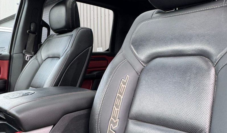 DODGE RAM 1500 5.7L V8 HEMI 4X4 401PK * REBEL * 22 INCH FUEL LICHTMETALEN SPORTVELGEN * MAGNAFLOW PERFORMANCE UITLAAT * GROOT BEELDSCHERM * LUCHTVERING * PANORAMADAK * 330 LITER LPG * TOW HOOKS ROOD * BEDCOVER * vol