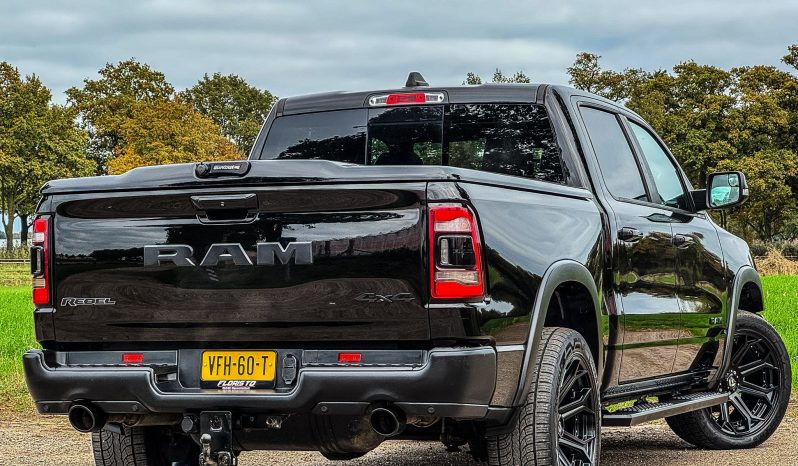 DODGE RAM 1500 5.7L V8 HEMI 4X4 401PK * REBEL * 22 INCH FUEL LICHTMETALEN SPORTVELGEN * MAGNAFLOW PERFORMANCE UITLAAT * GROOT BEELDSCHERM * LUCHTVERING * PANORAMADAK * 330 LITER LPG * TOW HOOKS ROOD * BEDCOVER * vol