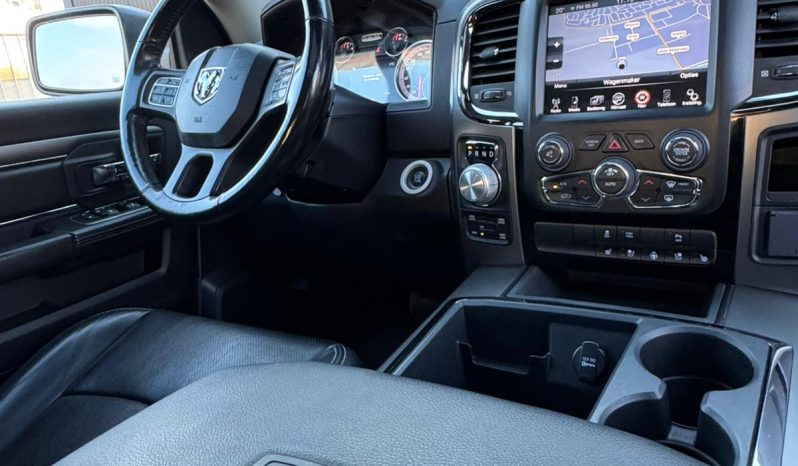 DODGE RAM 1500 5.7L HEMI V8 4X4 401PK * SPORT * RAMBOX * NIEUWSTAAT * 1E EIGENAAR * BLACK-OPPS PAKKET * PERFORMANCE UITLAATSYSTEEM * SRT GRIL * FULL OPTION * WEINIG KM 77.000 KM * vol