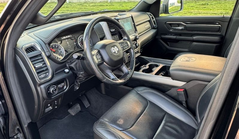 DODGE RAM 1500 5.7L HEMI V8 4X4 * SPORT * BLACK-OPPS * FULL OPTION * WIDE BODY * 22 INCH SPORTVELGEN * ELEKTRISCHE TREEPLANKEN * PERFORMANCE UITLAAT * AFSTAND START * PRINS LPG * NETTE STAAT * vol