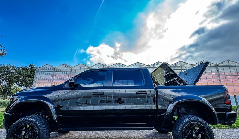 DODGE RAM 1500 5.7L HEMI 4X4 401PK * LARAMIE * SPORT * BLACK-OPPS * EXTREEM DIK * UNIEK * 4 INCH VERHOOGD * VERBREED * DIAMONDBACK COVER * 22 INCH 4 – PLAY * MICKEY THOMPSON * MBRP UITLAATSYSTEEM * GETINTE RUITEN * THE BEAST * WIDE BODY * vol
