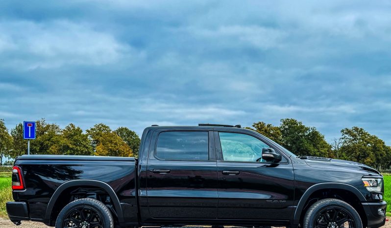 DODGE RAM 1500 5.7L V8 HEMI 4X4 401PK * REBEL * 22 INCH FUEL LICHTMETALEN SPORTVELGEN * MAGNAFLOW PERFORMANCE UITLAAT * GROOT BEELDSCHERM * LUCHTVERING * PANORAMADAK * 330 LITER LPG * TOW HOOKS ROOD * BEDCOVER * vol