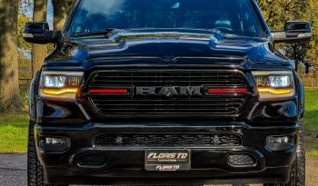 DODGE RAM 1500 5.7L HEMI V8 4X4 * SPORT * BLACK-OPPS * FULL OPTION * WIDE BODY * 22 INCH SPORTVELGEN * ELEKTRISCHE TREEPLANKEN * PERFORMANCE UITLAAT * AFSTAND START * PRINS LPG * NETTE STAAT * vol