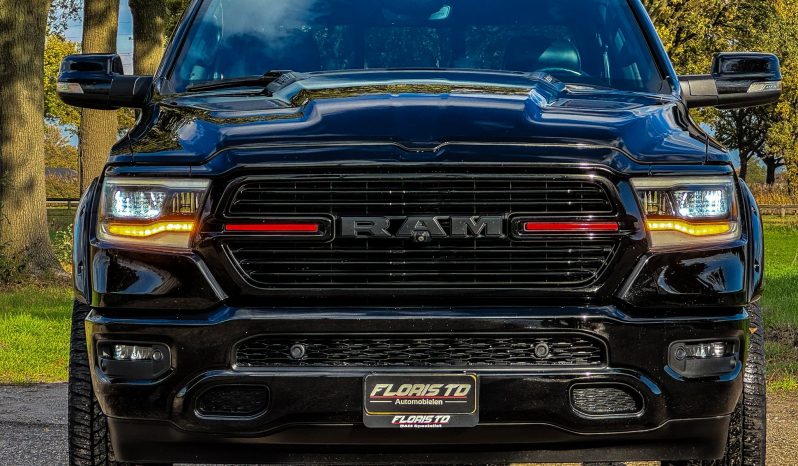 DODGE RAM 1500 5.7L HEMI V8 4X4 * SPORT * BLACK-OPPS * FULL OPTION * WIDE BODY * 22 INCH SPORTVELGEN * ELEKTRISCHE TREEPLANKEN * PERFORMANCE UITLAAT * AFSTAND START * PRINS LPG * NETTE STAAT * vol