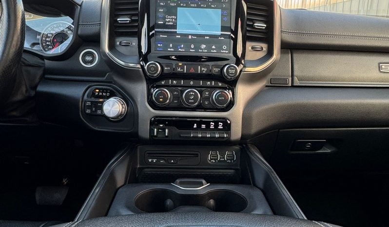 DODGE RAM 1500 5.7L HEMI V8 4X4 * SPORT * BLACK-OPPS * FULL OPTION * WIDE BODY * 22 INCH SPORTVELGEN * ELEKTRISCHE TREEPLANKEN * PERFORMANCE UITLAAT * AFSTAND START * PRINS LPG * NETTE STAAT * vol