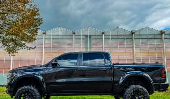 DODGE RAM 1500 5.7L HEMI 4X4 401PK * LARAMIE * SPORT * BLACK-OPPS * EXTREEM DIK * UNIEK * 4 INCH VERHOOGD * VERBREED * DIAMONDBACK COVER * 22 INCH 4 – PLAY * MICKEY THOMPSON * MBRP UITLAATSYSTEEM * GETINTE RUITEN * THE BEAST * WIDE BODY * vol