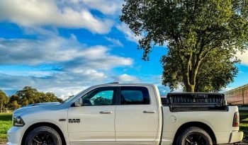 DODGE RAM 1500 5.7L HEMI V8 4X4 401PK * SPORT * RAMBOX * NIEUWSTAAT * 1E EIGENAAR * BLACK-OPPS PAKKET * PERFORMANCE UITLAATSYSTEEM * SRT GRIL * FULL OPTION * WEINIG KM 77.000 KM * vol