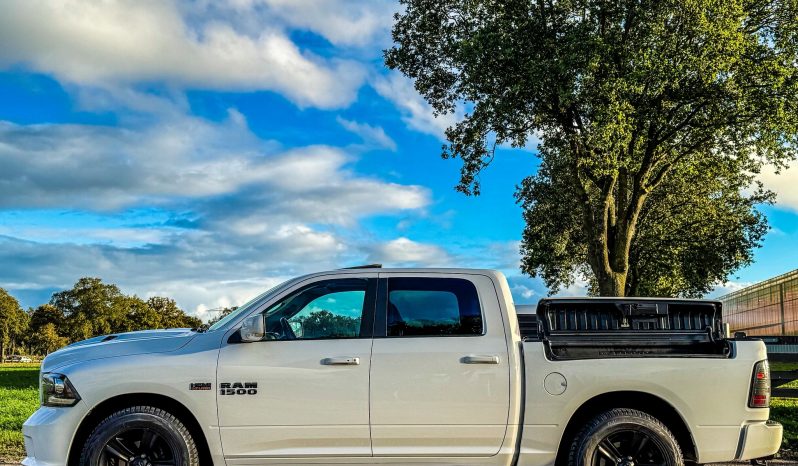 DODGE RAM 1500 5.7L HEMI V8 4X4 401PK * SPORT * RAMBOX * NIEUWSTAAT * 1E EIGENAAR * BLACK-OPPS PAKKET * PERFORMANCE UITLAATSYSTEEM * SRT GRIL * FULL OPTION * WEINIG KM 77.000 KM * vol