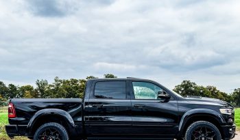 DODGE RAM 1500 5.7L V8 HEMI 4X4 401PK * LIMITED EDITION * BLACK-OPPS * WIDE BODY * BOM VOL * CARBON * LUCHTVERING * 22 INCH 4-PLAY * BACKFLIP * NIEUWSTAAT * vol