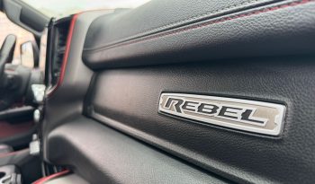 DODGE RAM 1500 5.7L V8 HEMI 4X4 401PK * REBEL * 22 INCH FUEL LICHTMETALEN SPORTVELGEN * MAGNAFLOW PERFORMANCE UITLAAT * GROOT BEELDSCHERM * LUCHTVERING * PANORAMADAK * 330 LITER LPG * TOW HOOKS ROOD * BEDCOVER * vol