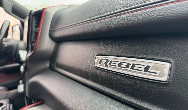 DODGE RAM 1500 5.7L V8 HEMI 4X4 401PK * REBEL * 22 INCH FUEL LICHTMETALEN SPORTVELGEN * MAGNAFLOW PERFORMANCE UITLAAT * GROOT BEELDSCHERM * LUCHTVERING * PANORAMADAK * 330 LITER LPG * TOW HOOKS ROOD * BEDCOVER * vol