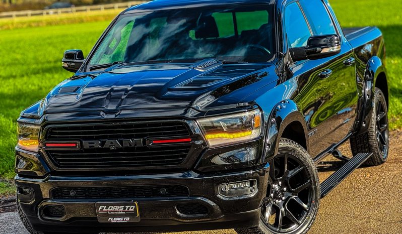DODGE RAM 1500 5.7L HEMI V8 4X4 * SPORT * BLACK-OPPS * FULL OPTION * WIDE BODY * 22 INCH SPORTVELGEN * ELEKTRISCHE TREEPLANKEN * PERFORMANCE UITLAAT * AFSTAND START * PRINS LPG * NETTE STAAT * vol