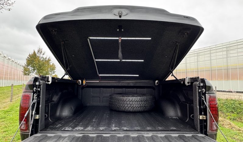 DODGE RAM 1500 5.7L HEMI 4X4 401 PK V8 * LARAMIE * BLACK-OPPS * NIEUWSTAAT * 1E EIGENAAR * FULL OPTION * 22 INCH FUEL LICHTMETALEN SPORTVELGEN * MAGNAFLOW UITLAAT * SLECHTS 82.000 KM * vol