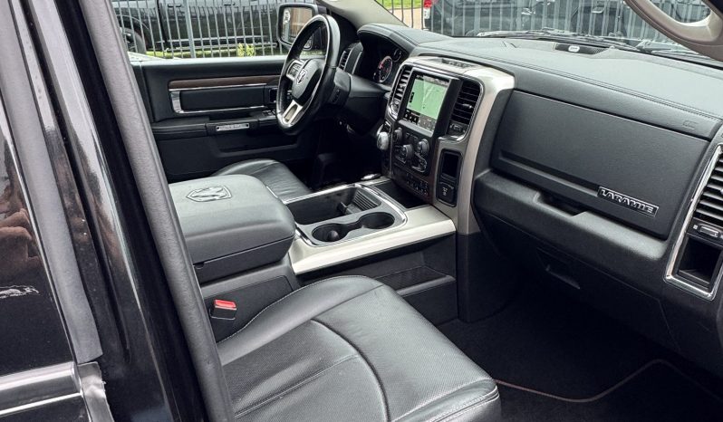 DODGE RAM 1500 5.7L HEMI 4X4 401 PK V8 * LARAMIE * BLACK-OPPS * NIEUWSTAAT * 1E EIGENAAR * FULL OPTION * 22 INCH FUEL LICHTMETALEN SPORTVELGEN * MAGNAFLOW UITLAAT * SLECHTS 82.000 KM * vol