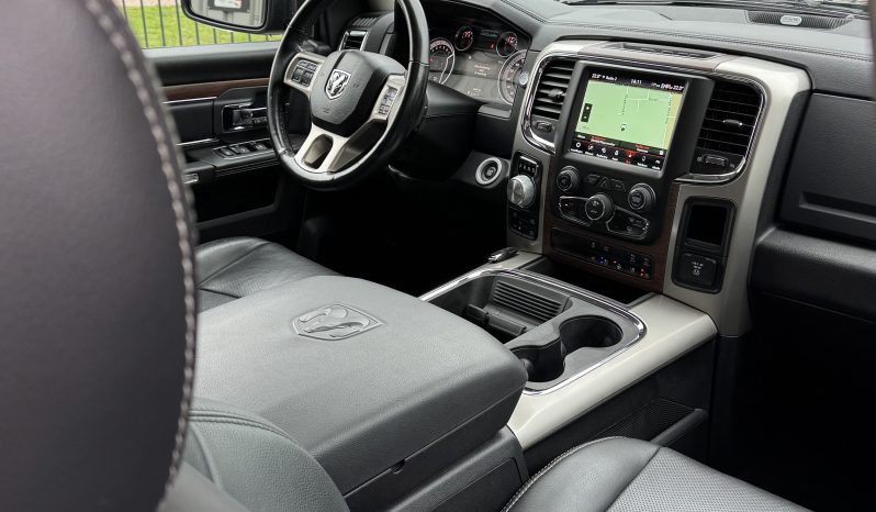 DODGE RAM 1500 5.7L HEMI 4X4 401 PK V8 * LARAMIE * BLACK-OPPS * NIEUWSTAAT * 1E EIGENAAR * FULL OPTION * 22 INCH FUEL LICHTMETALEN SPORTVELGEN * MAGNAFLOW UITLAAT * SLECHTS 82.000 KM * vol