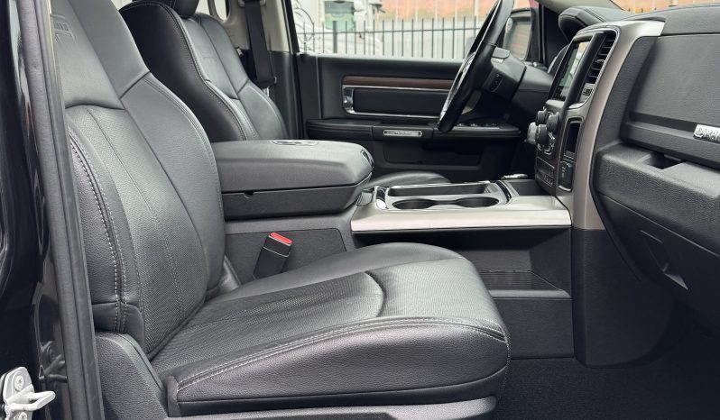 DODGE RAM 1500 5.7L HEMI 4X4 401 PK V8 * LARAMIE * BLACK-OPPS * NIEUWSTAAT * 1E EIGENAAR * FULL OPTION * 22 INCH FUEL LICHTMETALEN SPORTVELGEN * MAGNAFLOW UITLAAT * SLECHTS 82.000 KM * vol