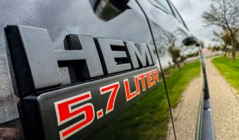 DODGE RAM 1500 5.7L HEMI 4X4 401 PK V8 * LARAMIE * BLACK-OPPS * NIEUWSTAAT * 1E EIGENAAR * FULL OPTION * 22 INCH FUEL LICHTMETALEN SPORTVELGEN * MAGNAFLOW UITLAAT * SLECHTS 82.000 KM * vol