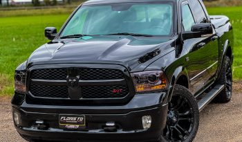 DODGE RAM 1500 5.7L HEMI 4X4 401 PK V8 * LARAMIE * BLACK-OPPS * NIEUWSTAAT * 1E EIGENAAR * FULL OPTION * 22 INCH FUEL LICHTMETALEN SPORTVELGEN * MAGNAFLOW UITLAAT * SLECHTS 82.000 KM * vol