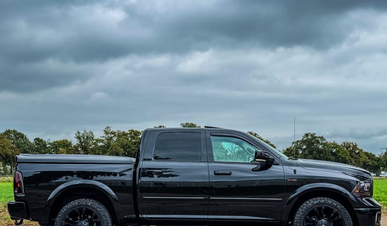 DODGE RAM 1500 5.7L HEMI 4X4 401 PK V8 * LARAMIE * BLACK-OPPS * NIEUWSTAAT * 1E EIGENAAR * FULL OPTION * 22 INCH FUEL LICHTMETALEN SPORTVELGEN * MAGNAFLOW UITLAAT * SLECHTS 82.000 KM * vol