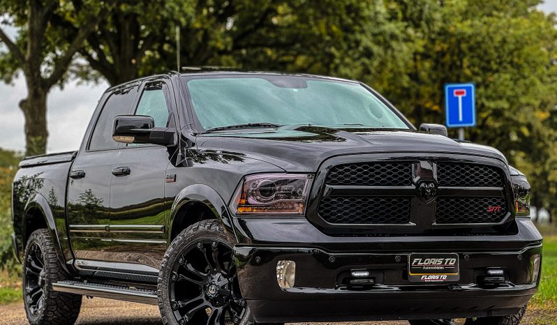 DODGE RAM 1500 5.7L HEMI 4X4 401 PK V8 * LARAMIE * BLACK-OPPS * NIEUWSTAAT * 1E EIGENAAR * FULL OPTION * 22 INCH FUEL LICHTMETALEN SPORTVELGEN * MAGNAFLOW UITLAAT * SLECHTS 82.000 KM * vol