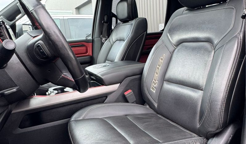 DODGE RAM 1500 5.7L V8 HEMI 4X4 401PK * REBEL * 22 INCH FUEL LICHTMETALEN SPORTVELGEN * MAGNAFLOW PERFORMANCE UITLAAT * GROOT BEELDSCHERM * LUCHTVERING * PANORAMADAK * 330 LITER LPG * TOW HOOKS ROOD * BEDCOVER * vol