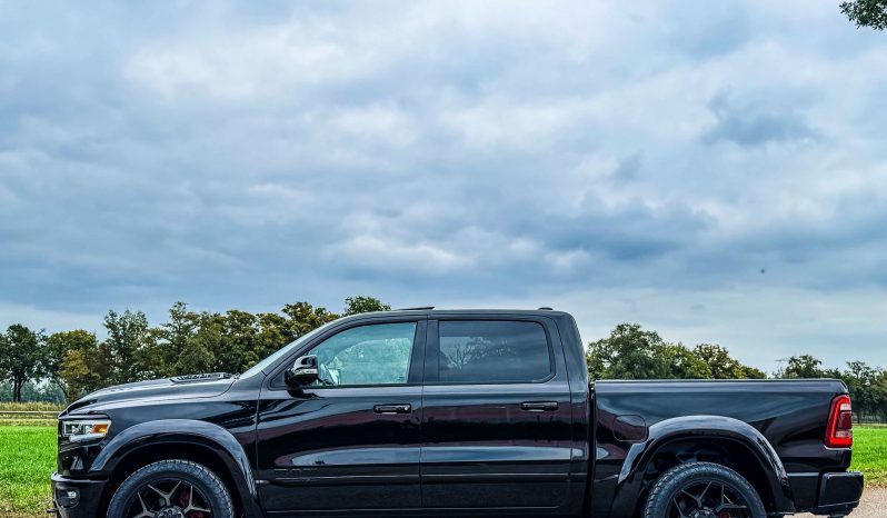 DODGE RAM 1500 5.7L V8 HEMI 4X4 401PK * LIMITED EDITION * BLACK-OPPS * WIDE BODY * BOM VOL * CARBON * LUCHTVERING * 22 INCH 4-PLAY * BACKFLIP * NIEUWSTAAT * vol