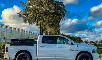 DODGE RAM 1500 5.7L HEMI V8 4X4 401PK * SPORT * RAMBOX * NIEUWSTAAT * 1E EIGENAAR * BLACK-OPPS PAKKET * PERFORMANCE UITLAATSYSTEEM * SRT GRIL * FULL OPTION * WEINIG KM 77.000 KM * vol