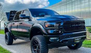 DODGE RAM 1500 5.7L HEMI 4X4 401PK * LARAMIE * SPORT * BLACK-OPPS * EXTREEM DIK * UNIEK * 4 INCH VERHOOGD * VERBREED * DIAMONDBACK COVER * 22 INCH 4 – PLAY * MICKEY THOMPSON * MBRP UITLAATSYSTEEM * GETINTE RUITEN * THE BEAST * WIDE BODY * vol