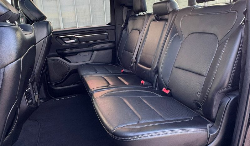 DODGE RAM 1500 5.7L HEMI V8 4X4 * SPORT * BLACK-OPPS * FULL OPTION * WIDE BODY * 22 INCH SPORTVELGEN * ELEKTRISCHE TREEPLANKEN * PERFORMANCE UITLAAT * AFSTAND START * PRINS LPG * NETTE STAAT * vol