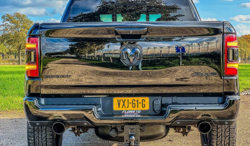 DODGE RAM 1500 5.7L HEMI V8 4X4 * SPORT * BLACK-OPPS * FULL OPTION * WIDE BODY * 22 INCH SPORTVELGEN * ELEKTRISCHE TREEPLANKEN * PERFORMANCE UITLAAT * AFSTAND START * PRINS LPG * NETTE STAAT * vol