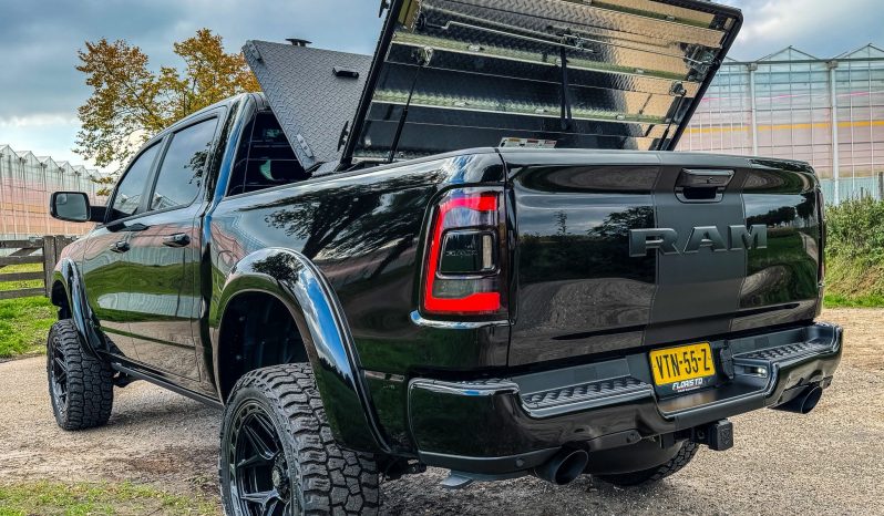 DODGE RAM 1500 5.7L HEMI 4X4 401PK * LARAMIE * SPORT * BLACK-OPPS * EXTREEM DIK * UNIEK * 4 INCH VERHOOGD * VERBREED * DIAMONDBACK COVER * 22 INCH 4 – PLAY * MICKEY THOMPSON * MBRP UITLAATSYSTEEM * GETINTE RUITEN * THE BEAST * WIDE BODY * vol